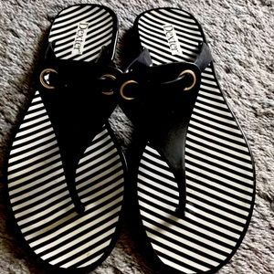 ♥️ Womens Flat Sandals Flip Flop Black & White Striped Size 6.In good condition